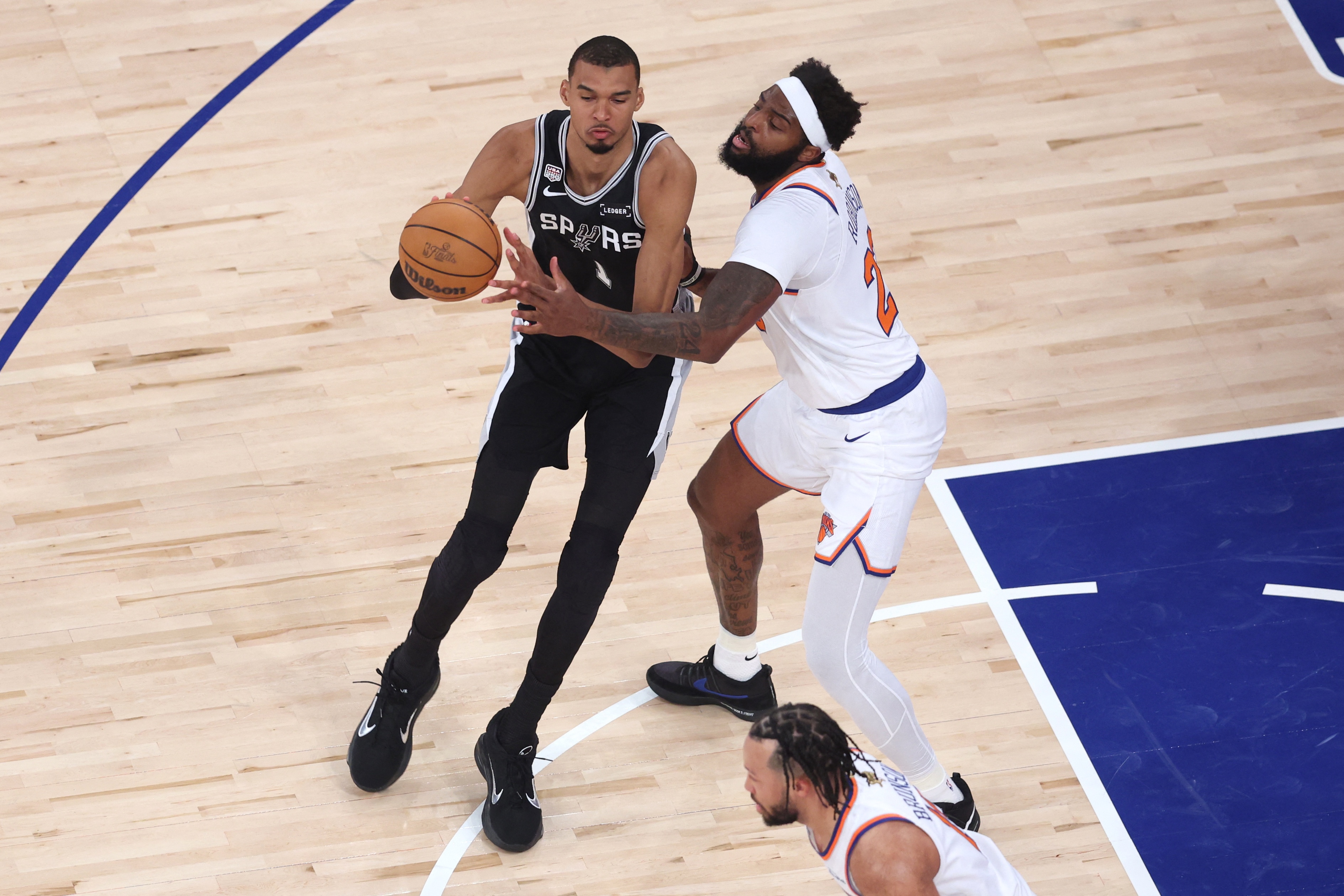 美记:文班增重仍不够 季后赛对抗短板暴露 美记:文班增重仍不够 季后赛对抗短板暴露