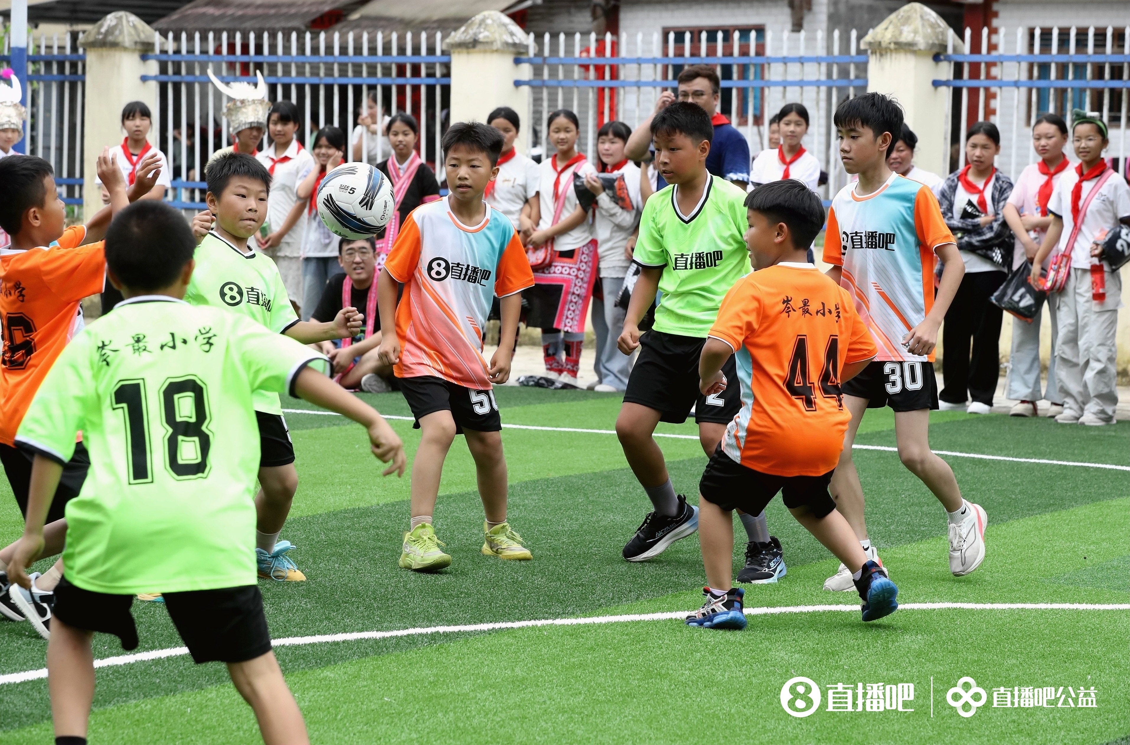 贵州山区岑最小学新球场落成：137名留守娃告别水泥地踢球