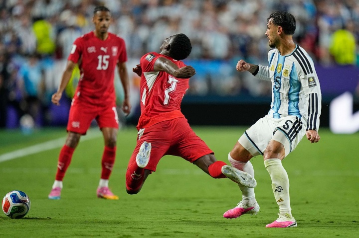 欧足联拒绝FIFA“罚错人”VAR新规，世界杯争议判罚遭冷处理