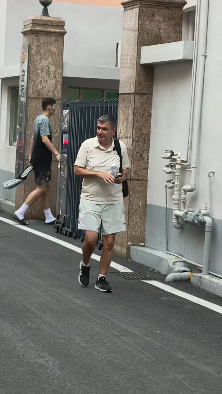 福建内线刘旭现身广东男篮基地 租借交易未有定论 福建内线刘旭现身广东男篮基地 租借交易未有定论