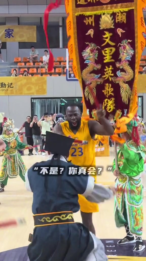 格林汕头尝试潮汕英歌舞 持棒击打动作到位 格林汕头尝试潮汕英歌舞 持棒击打动作到位