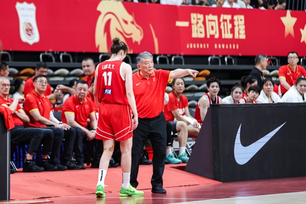 杨毅:这是宫鲁鸣第2次重整女篮 现在他挑不出年轻&有潜力的球员