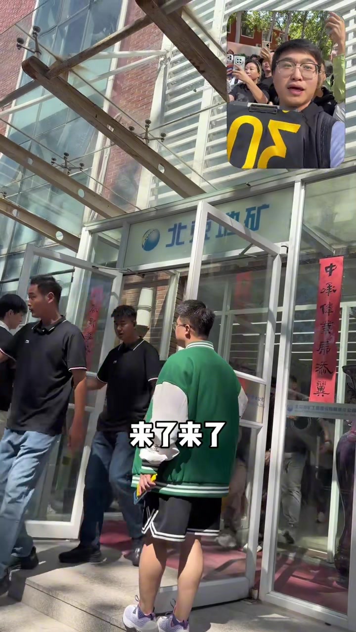 库里互动签名时罕见生气连续要求球迷退后！无奈秩序混乱只能离开