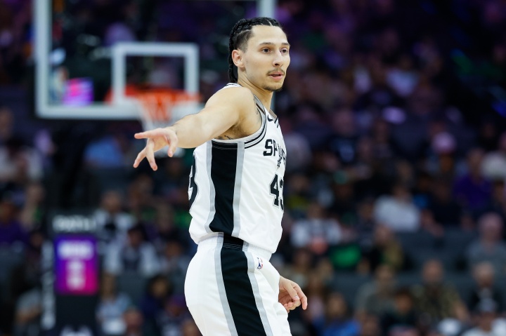 解说:沃特斯在NBA属于有投射但还不够准 持球和防守也不算突出 解说:沃特斯在NBA属于有投射但还不够准 持球和防守也不算突出